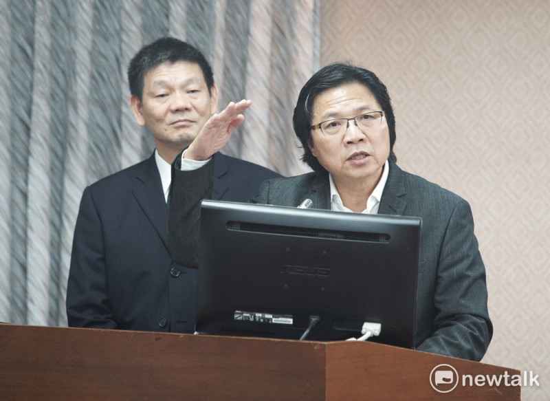 內政部長葉俊榮（右）、消防署長陳文龍（左）到立院內政委員會備詢。   圖：張良一/攝