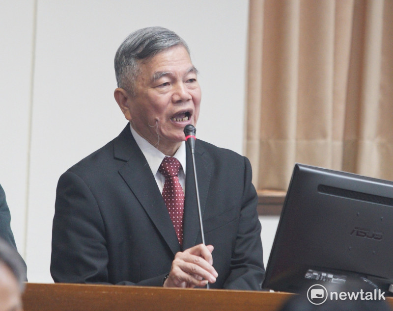 經濟部長沈榮津在立法院經濟委員會，回答電價議題。   圖：張良一/攝