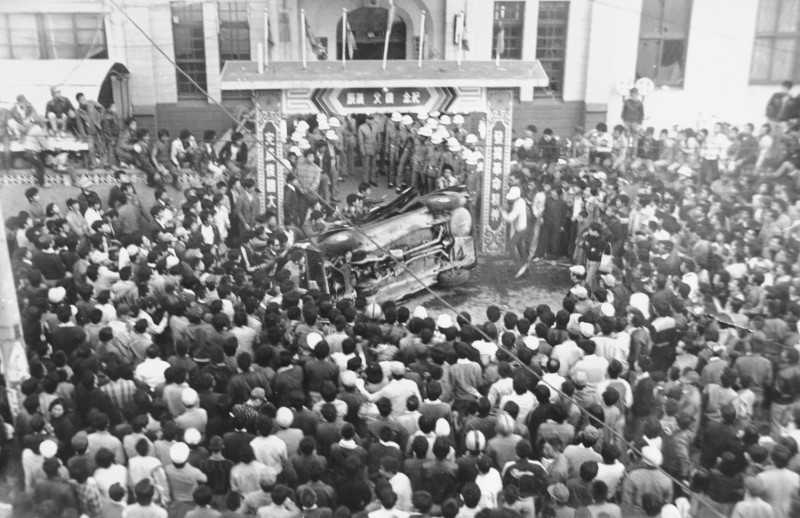1977年11月19日，群眾包圍中壢警察分局，推倒分局長王善旺的座車。   圖：張富忠/攝