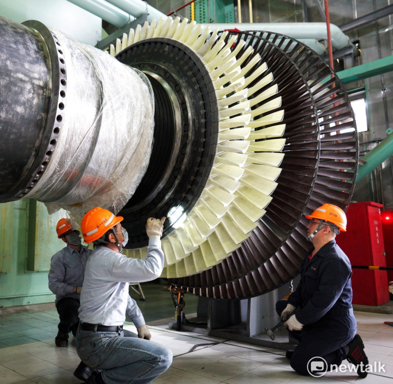 台電大潭發電廠歲修，圖為工程人員為一號機氣渦輪機動葉片進行檢修，該動葉片每片造價100萬元。   圖：張良一/攝