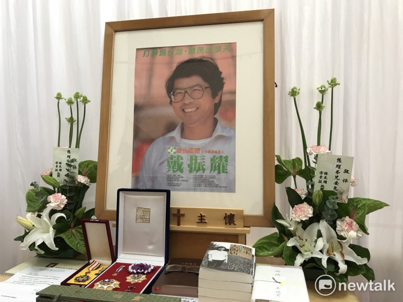 民進黨前主席林義雄夫婦致贈一對花籃及安慰戴振耀家屬的一封信被置放在靈前顯著位置。   圖：朱蒲青/攝