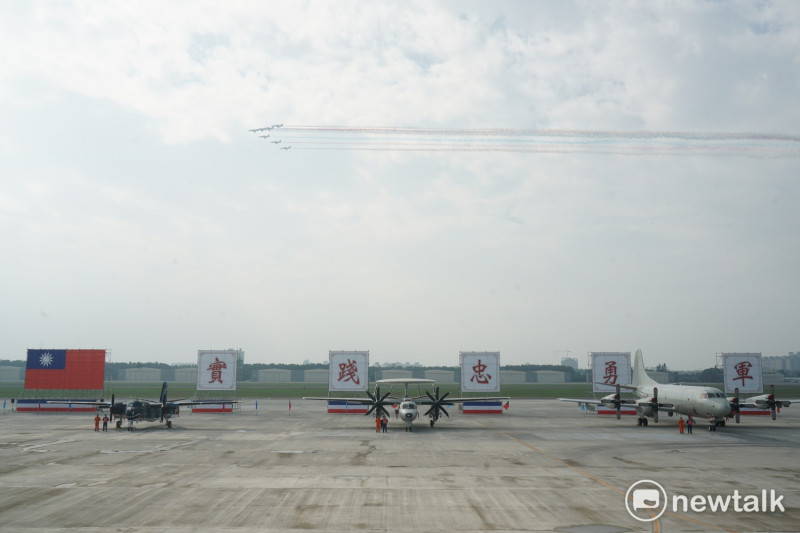 空軍雷虎小組以空中分列式通過閱兵台。   圖：張良一/攝