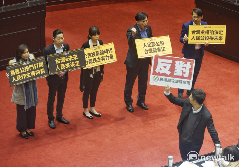 立法院上午審查公投法修正草案，時代力量立委在表決時高喊：「台灣前途人民決定」等口號。   圖：張良一