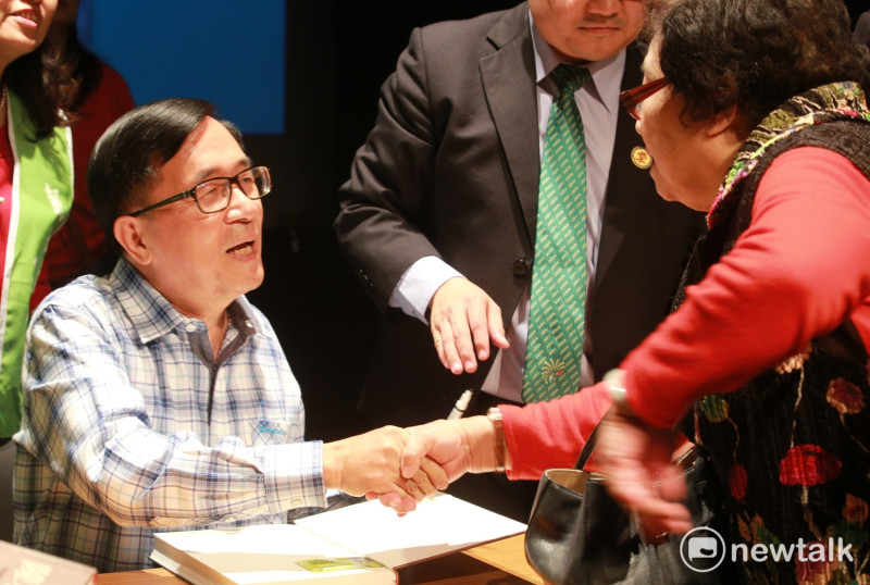 陳水扁出席在高雄市立圖書館舉辦的簽書會，頻頻與支持者握手表達感謝，充分展現出親民的樣子。   圖：新頭殼攝影組/攝影