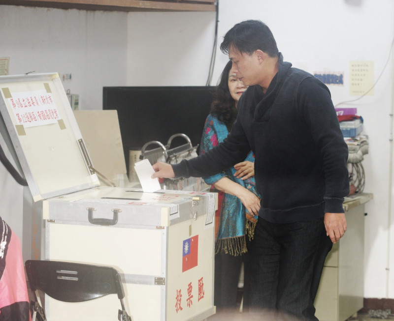 台灣民主政治頭一遭的黃國昌罷免案今舉行，由於氣溫驟降又下雨，投票並不踴躍，圖為被罷免人黃國昌在投票所投票。   圖：張良一/攝