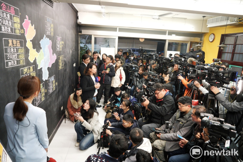 黃國昌罷免案投開票今舉行，大批媒體記者擠爆黃國昌服務處，等待最新結果。   圖：張良一/攝