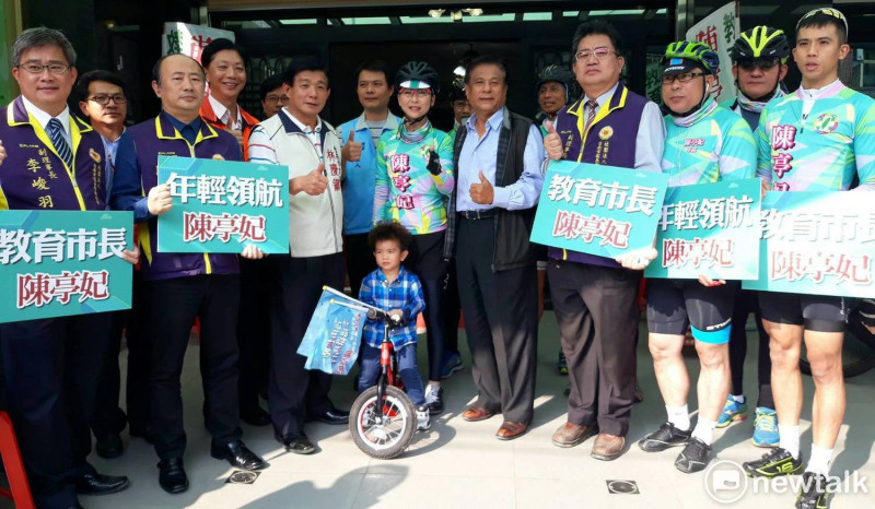 在「新台南　新市長」的歡呼聲中，台南市長參選人陳亭妃「幸福鐵馬行」展開第2天騎乘行程。   圖/黃博郎攝