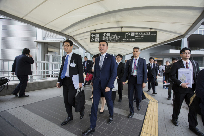 去年4月，為推動「大車站計畫」市長特別赴日本參訪岡山車站。   圖：新竹市政府／提供