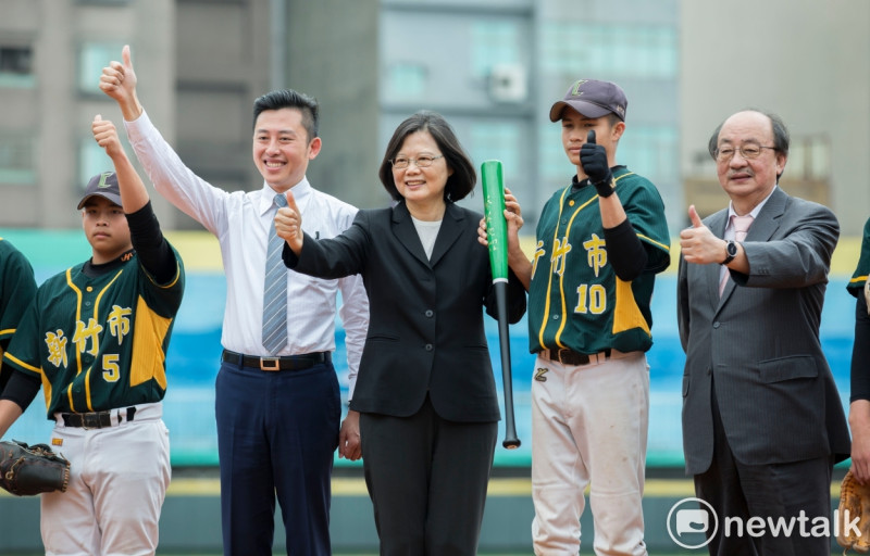 蔡英文總統來訪新竹，由市長林智堅親自簡報新竹棒球場原地拆除重建的計畫，獲得蔡總統支持。   圖：新竹市政府/提供