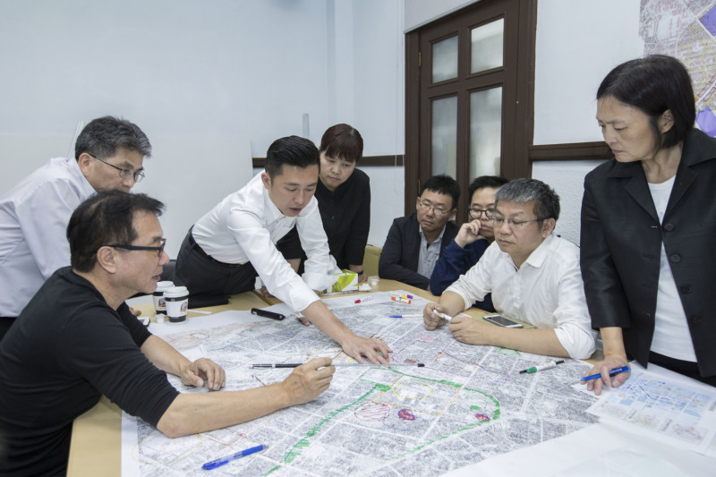 每周一下午的重大建設會報，這三年來，是新竹市長林智堅與市府團隊擘劃城市願景的關鍵會議。   圖：新竹市政府／提供