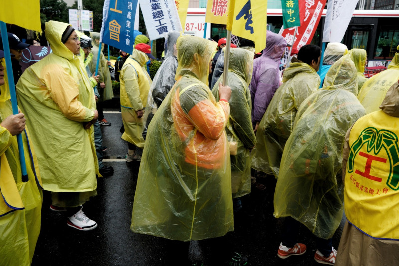勞工團體持續冒雨在立法院外抗議。   圖：張良一/攝