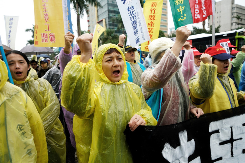 勞工團體持續冒雨在立法院外抗議。   圖：張良一/攝