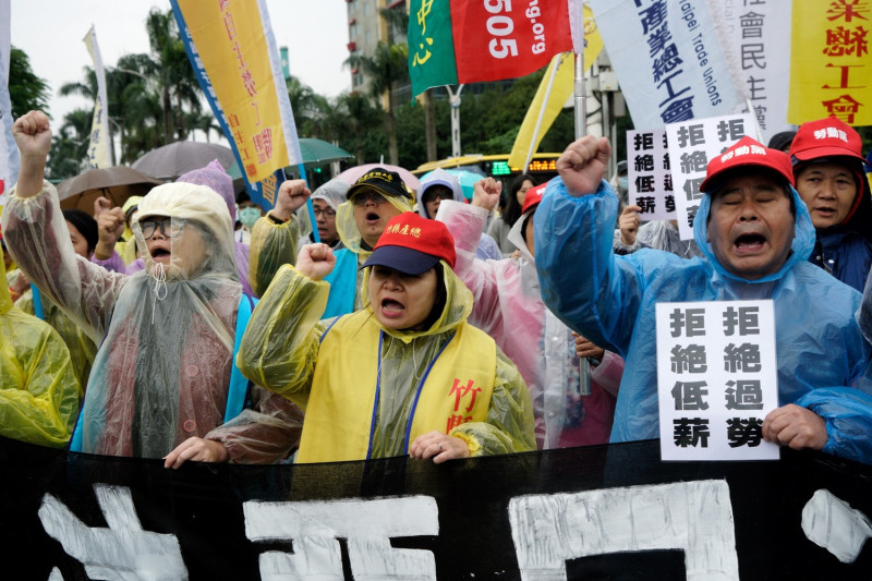勞工團體反對修改勞基法，站上街頭抗議。   圖：新頭殼資料照片