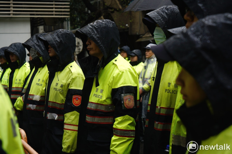 勞工團體持續冒雨在立法院外抗議。圖為警察警戒。   圖：張良一/攝