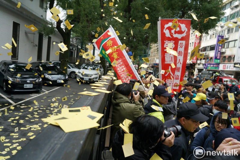 勞基法修正通過後，抗議民眾將紙錢丟進立法院青島會館。   圖：張良一/攝