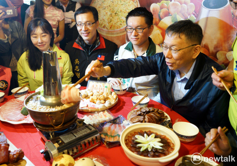 台北市長柯文哲出席南門市場年菜採購活動，並品嚐豐富的年菜佳餚。   圖：張良一 / 攝