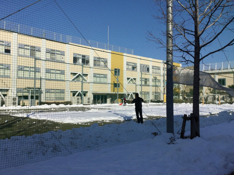 東東23區都心改建為老人聯誼中心的原小學的操場一片積雪。   圖:劉黎兒/攝