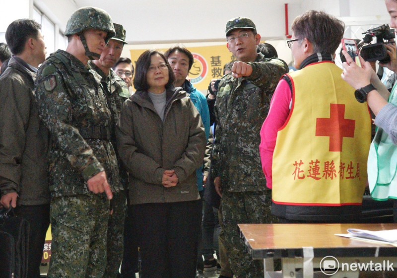 蔡英文總統到花蓮中華國小慰問災民前，先向現場的醫護人員致意。   圖：張良一/攝影