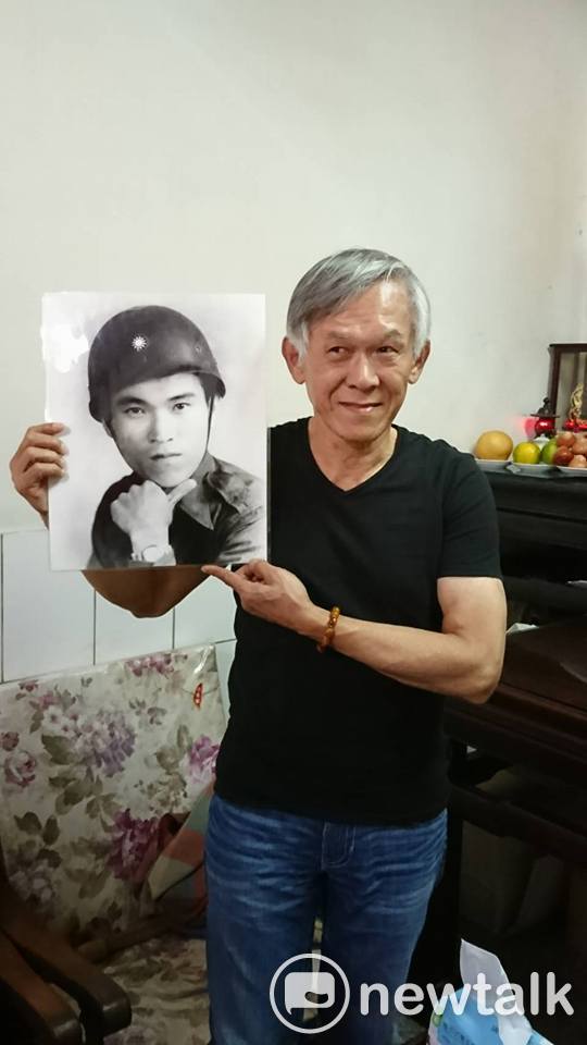 陳耀東把父親的遺照高舉在臉旁，裝了鬼臉，問一句：「爸，老爸！您67歲的時候，會跟我一樣帥嗎？」   圖：王瓊玲／攝