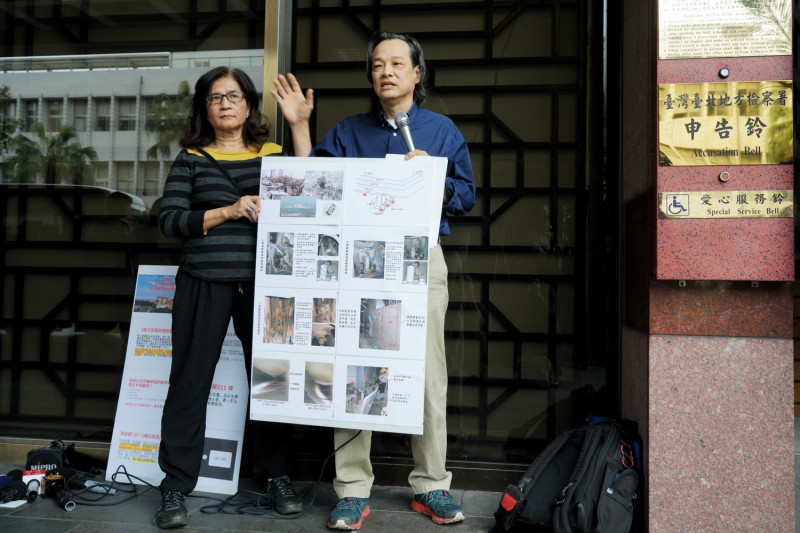 綠色消費者基金會秘書長方儉針對核二違法重啟再度到台北地檢署按鈴控告經濟部、原能會公共危險罪。   圖：張良一/攝