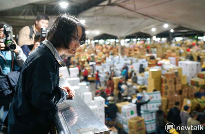 吳音寧經過臺北農產休市三天風波後，至北農一市坐鎮蔬果拍賣情況。資料照片。   圖：張良一/攝