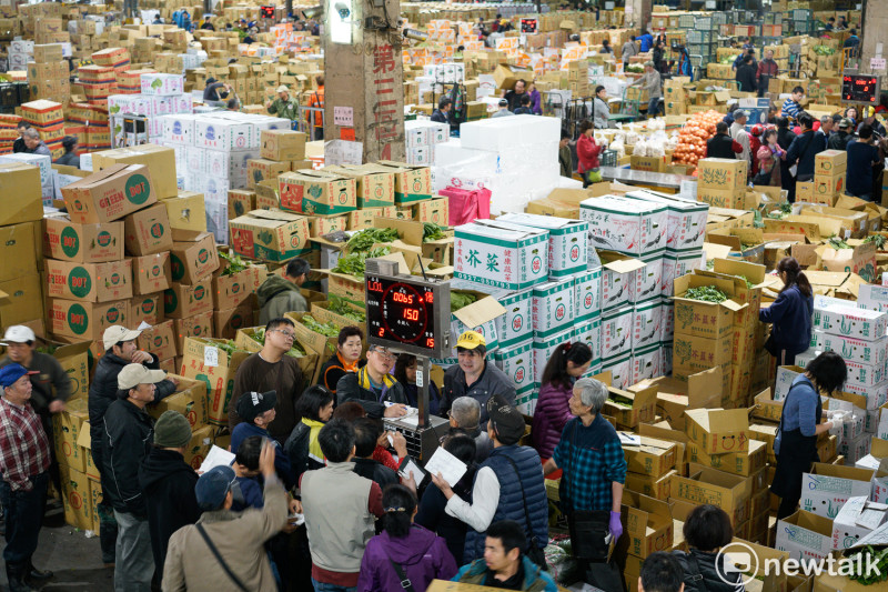 承銷方台北蔬菜同業公會擬在中秋節休3天，北農今天表示已備妥因應措施，不用擔心菜價波動。   圖：張良一/攝