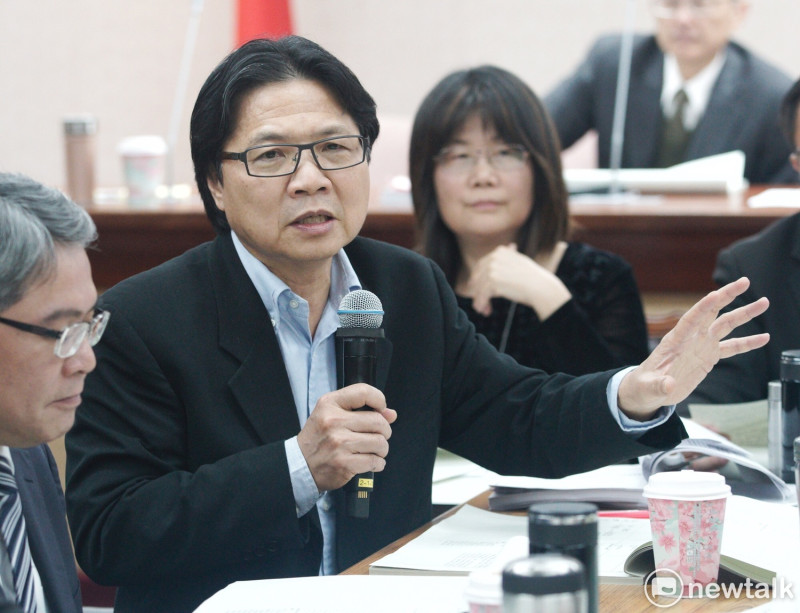 內政部長葉俊榮（左）受邀列席立院內政委員會審查《都市更新條例》修正草案。   圖：張良一/攝