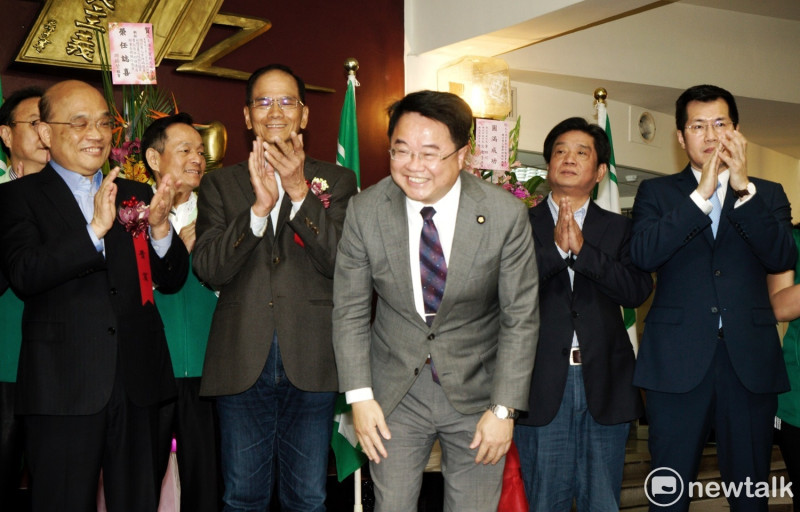 新北市長朱立倫、前行政院長蘇貞昌、游錫堃、立委吳秉睿、羅致政等人今天出席民進黨新北市黨團交接典禮。   圖：張良一/攝