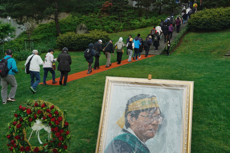 鄭南榕殉道29週年追思紀念會今在金寶山舉行，民眾拿著玫瑰花走向鄭南榕的墓園。   圖：張良一/攝