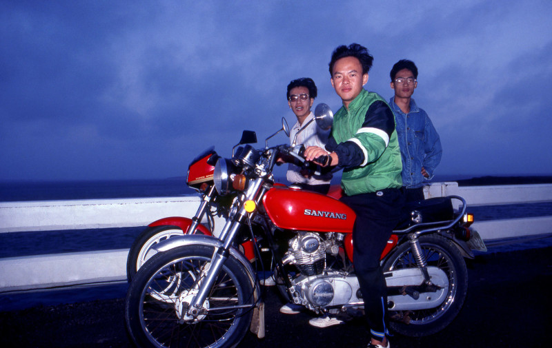 《餘溫》追風少年，澎湖西嶼，1983，林柏樑攝。
   