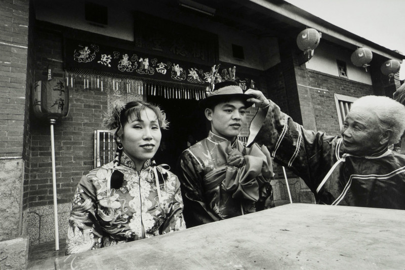 《客遇1995》媒婆逗新郎，龍潭，1995，林國彰攝。
   