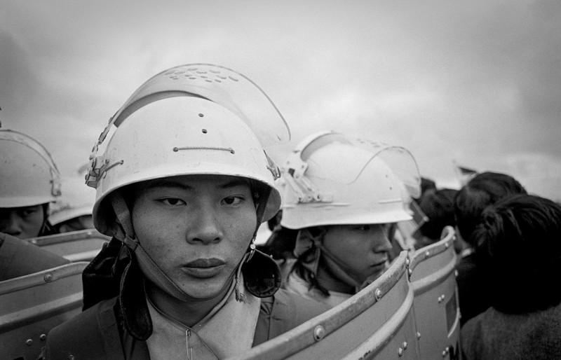 《民主風景》機場事件，桃園，1986，劉振祥攝。
   
