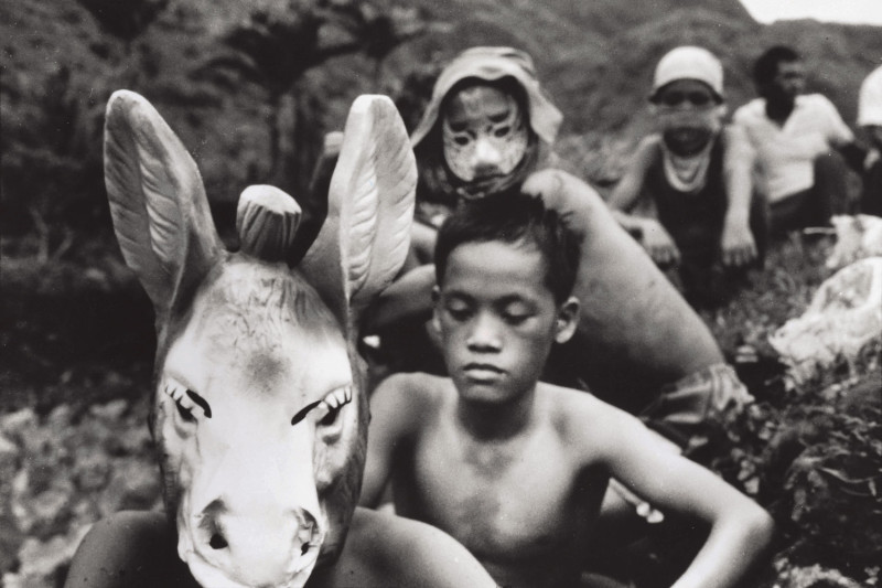 《蘭嶼記事》馬頭與小孩，蘭嶼，1985，潘小俠攝。
   