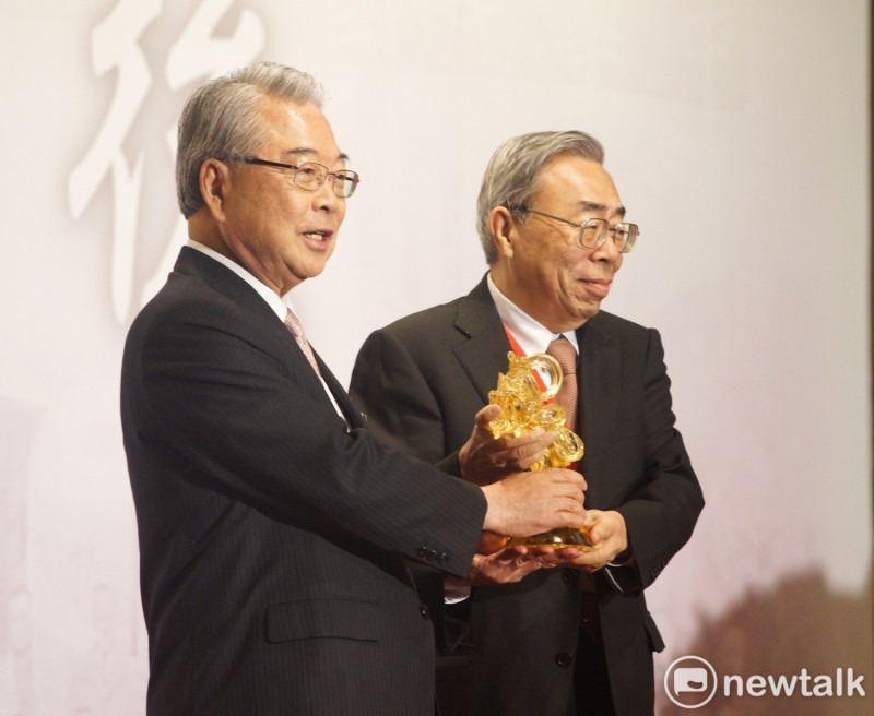 新任工業總會理事長王文淵（右）與工業總會名譽理事長許勝雄。   圖：張良一/攝