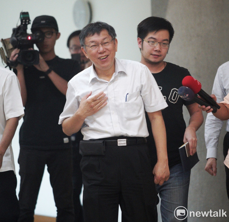 台北市長柯文哲出席總統直選與民主臺灣學術研討會時，見到會場外一字排開的媒體大陣仗時，露出驚訝的表情，不禁拍拍自己的胸膛，脫口說出：「哇！這麼多鯊魚啊！」。   圖：張良一/攝