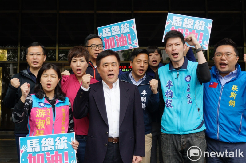 針對「三中案」，國民黨副主席郝龍斌率羅智強（左）等多位市議員參選人在北檢外高喊「拒絕司法迫害」等口號。   圖：張良一/攝影
