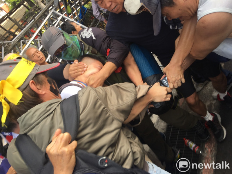 民報記者鍾孟軒在反年改遊行中被打受傷。   圖：黃韋銓/攝