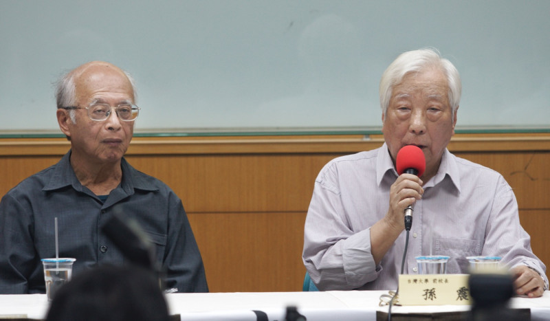 前台大校長孫震（右）、心理系前教授黃光國（左）等人出席挺管中閔任台大校長記者會。   