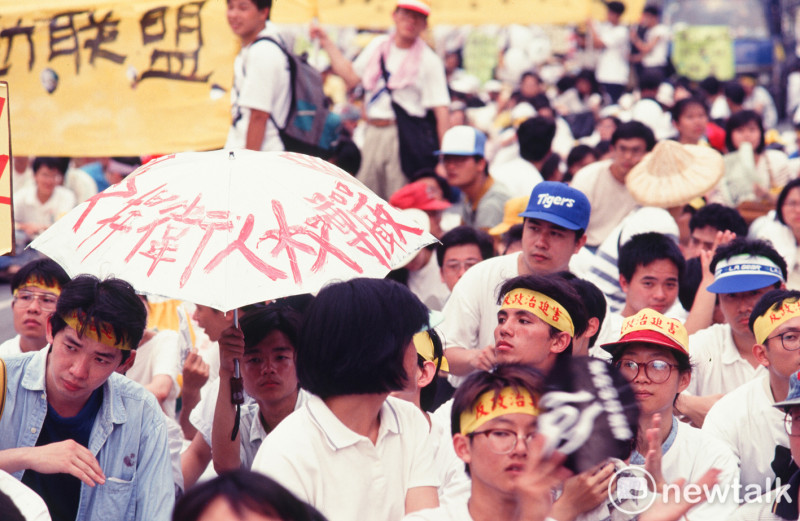 1991年5月20日，知識界、社運界與民進黨發動「520反政治迫害大遊行」，要求「軍、警、特」退出校園。   圖：邱萬興／攝