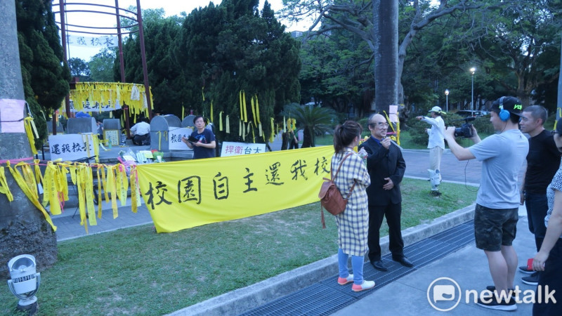 郭子乾扮敎育部長吳茂昆到台灣大學傅鐘下錄影拔管，這場對話，笑翻在場圍觀的民眾