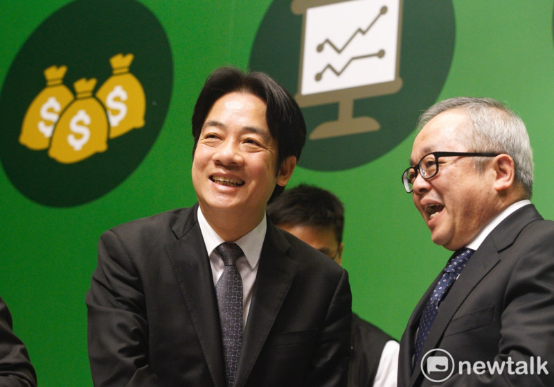 行政院長賴清德率副院長施俊吉(右)舉行「我國薪資現況低薪研究及其對策記者會」。   圖：張良一/攝