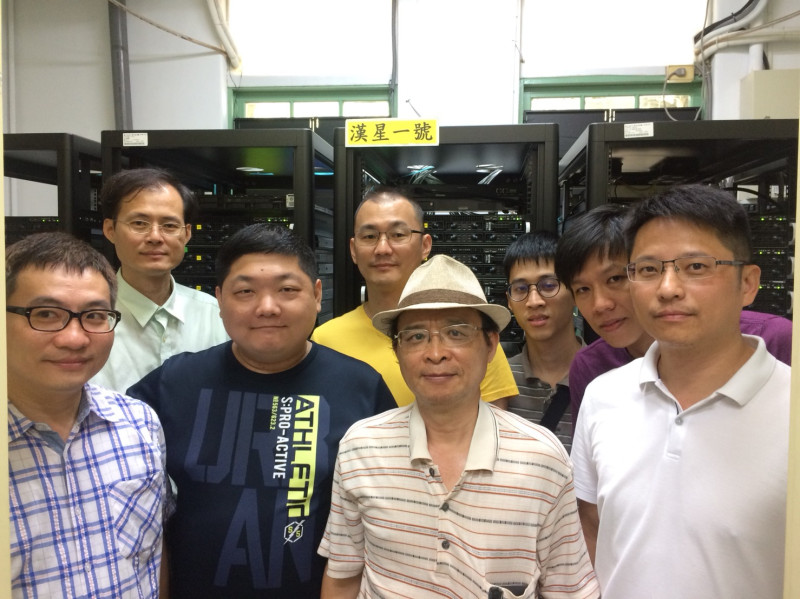 成大講座教授黃吉川及其研發超級電腦「漢興一號」團隊。   圖：黃吉川/提供