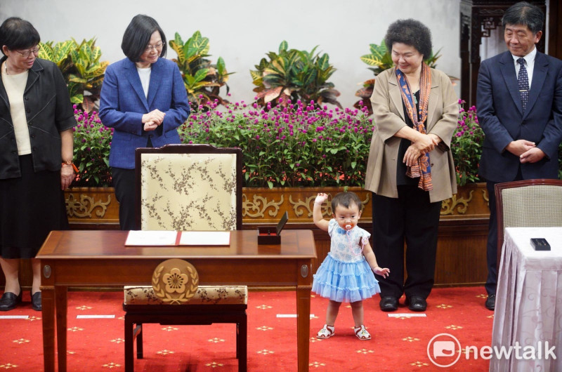 一位小朋友站在蔡英文總統和陳菊秘書長前面，成為全場的焦點。   圖：張良一/攝