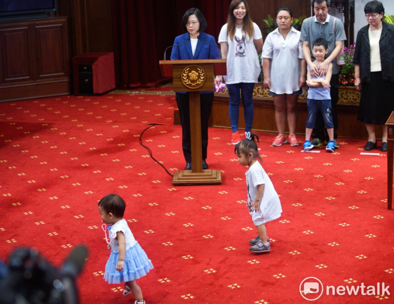 蔡英文總統致詞時，兩位小朋友就在總統面前玩了起來，連蔡總統也多看幾眼。   圖：張良一/攝