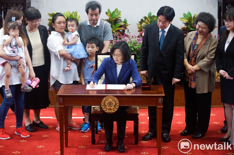 總統蔡英文在行政院長賴清德、總統府秘書長陳菊等人的陪同下，「簽署『兒童及少年未來教育與發展帳戶條例』。   圖：張良一/攝