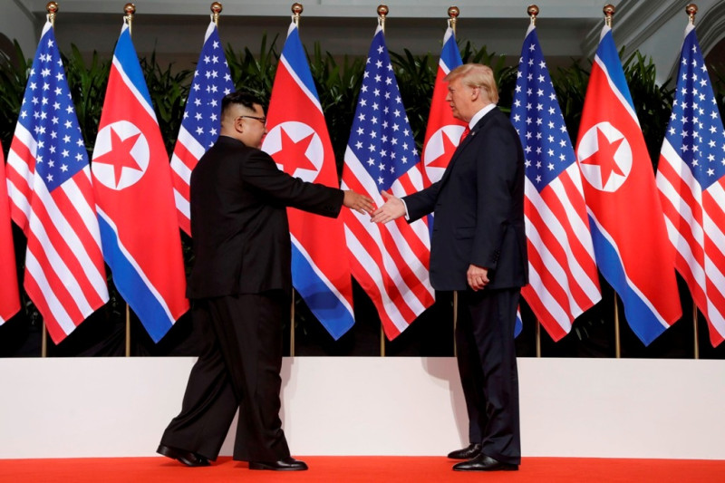 美國總統川普與北韓領導人金正恩的歷史性峰會，兩人稍早已結束一對一對談，並在峰會舉辦地的嘉佩樂酒店（Capella Hotel）裡散步。   圖：達志影像/美聯社
