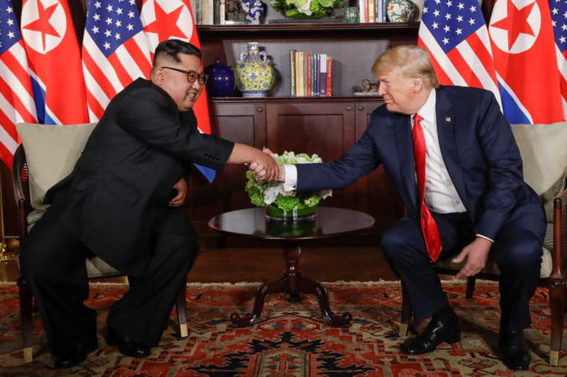 美國總統川普(Donald Trump)和北韓領導人金正恩(Kim Jong Un)12日在新加坡完成了歷史峰會，並簽署共同聲明。   圖：達志影像/美聯社