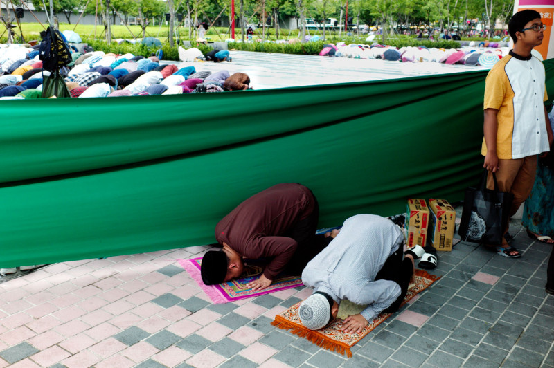 穆斯林在台北行旅廣場虔誠的向阿拉禮拜。   圖：張良一/攝