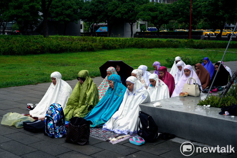 晚到的穆斯林就在台北行旅廣場一隅禮拜。   圖：張良一/攝