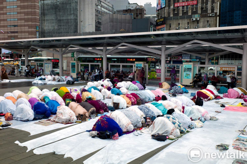 在台北早晨熙攘往來上班巔峰時間，穆斯林們在台北行旅廣場安靜的向阿拉禮拜。   圖：張良一/攝